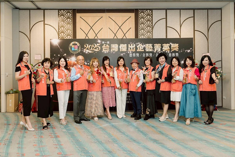 台灣美學文創發展協會選拔委員會團隊,合力辦理台灣傑出企藝菁英獎選拔及頒獎。 圖:台灣美學文創發展協會/提供