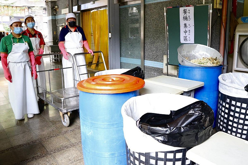廚工協助瀝乾廚餘,方便後續清潔隊清運。 圖:高雄市教育局/提供