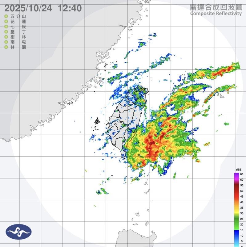 今（24）日天氣雷達合成圖。北部與東北部天氣明顯轉涼、濕氣偏多。   圖：取自 中央氣象署
