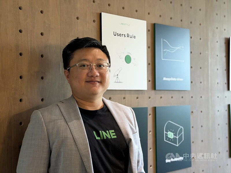 LINE台灣資安長劉威成接受中央社採訪表示,2023年以前詐騙集團的攻擊目標大多數為一般消費者,從2024年開始鎖定中小企業商家及擁有龐大觀眾群的網紅,威脅範圍持續擴大。中央社記者吳家豪攝 114年10月24日
