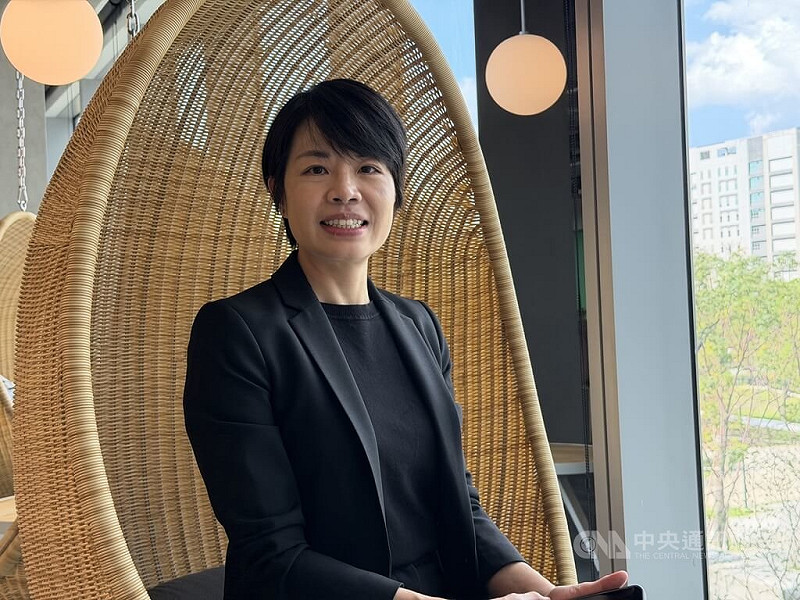 通訊軟體LINE常遭詐騙集團利用，LINE台灣公共事務部副總經理林若凡接受中央社採訪表示，LINE台灣開發自動化通報系統，攜手政府與執法單位「一秒通報」可疑帳號，有效縮短詐騙帳號的生命週期，減少受害人數與損害。中央社記者吳家豪攝 114年10月24日   