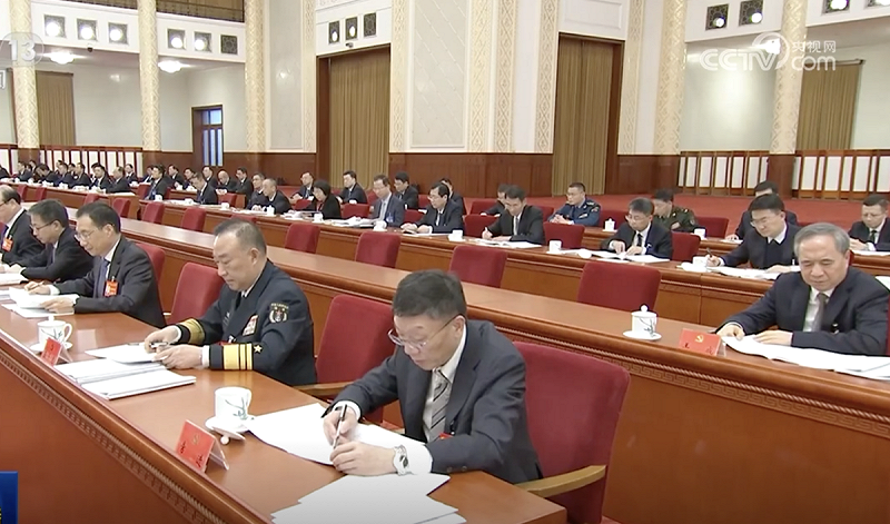 中共二十屆四中全會於 23 日閉幕,但央視公開畫面顯示會場出現多排空位,缺席情況引發外界關注與猜測。 圖:翻攝自 央視
