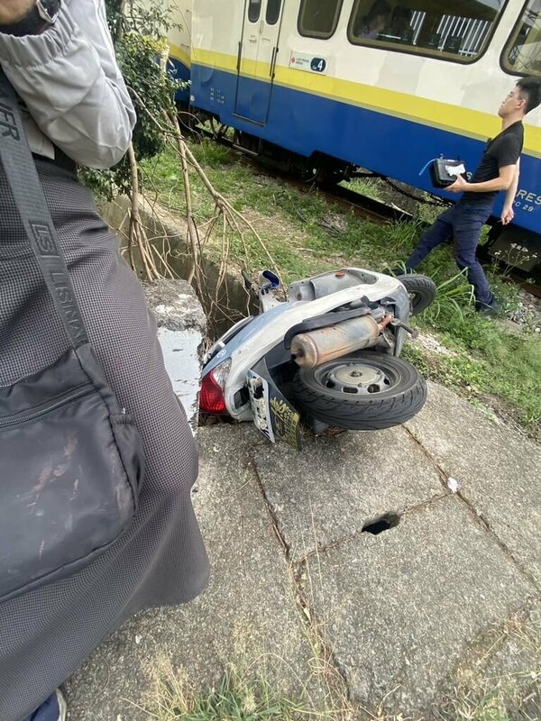 嘉義縣6旬婦女24日騎乘機車由灣橋村前往竹崎市區,途中未注意平交道遮斷桿已降下且沒聽到警鈴聲,煞車不及直接撞上,車輛倒地後連人帶車滑至鐵軌旁水溝,婦人身體多處擦挫傷,自行就醫。(警方提供)中央社記者蔡智明傳真 114年10月24日