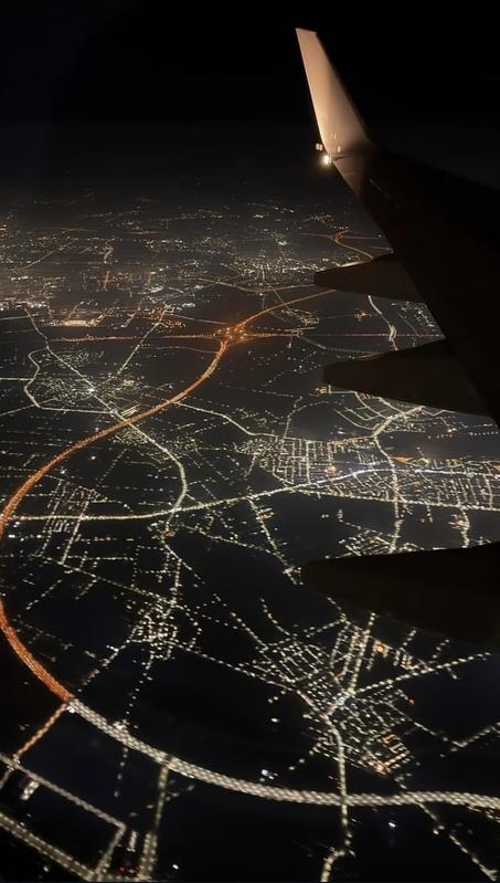 Lisa上傳在飛機上拍攝的台灣夜景,被網友發現是在台南國道一號和八號交界上空。 圖:翻攝自 Lisa IG Lisa上傳在飛機上拍攝的台灣夜景,被網友發現是在台南國道一號和八號交界上空。 圖:翻攝自 Lisa IG