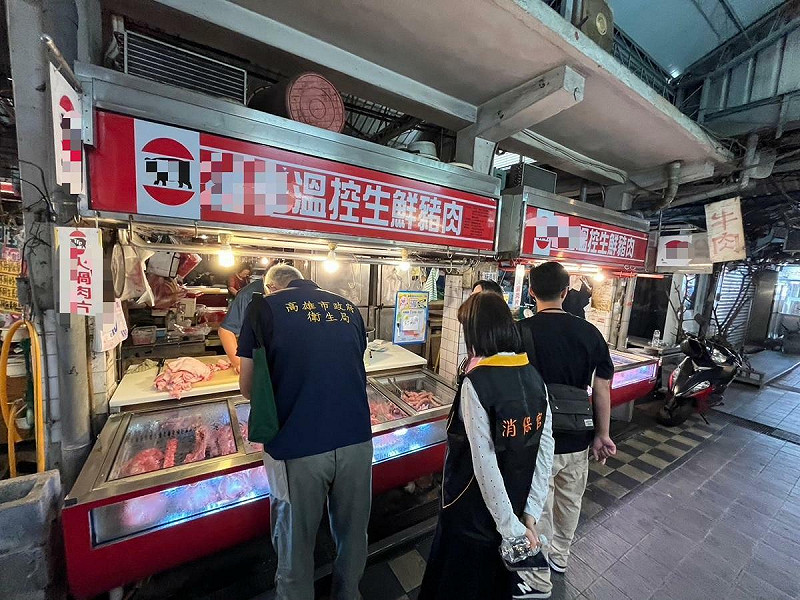 高市府跨局處食安小組持續前往市場攤商等販售通路，執行豬肉產品源頭稽查。                    圖：高雄市衛生局/提供