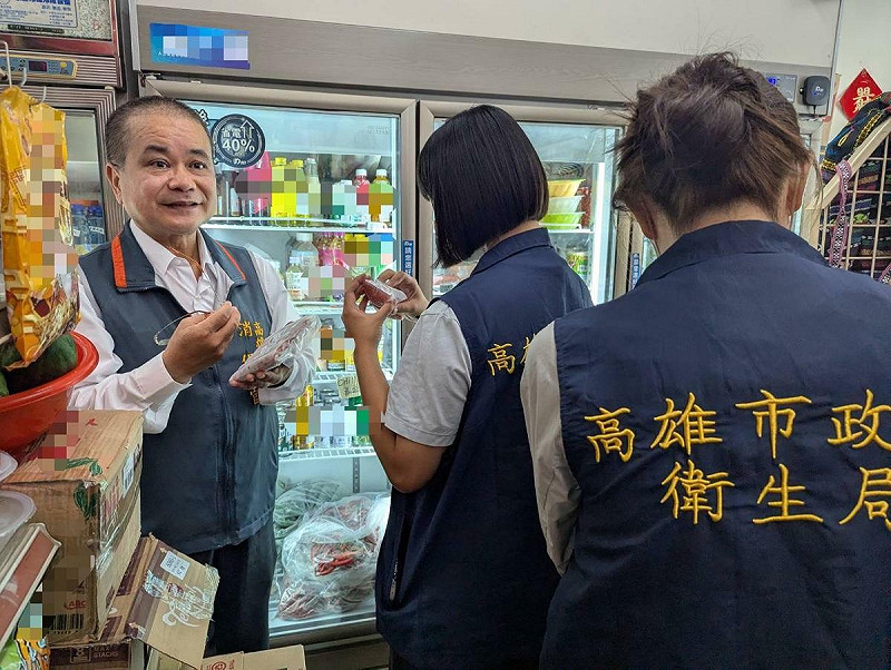 衛生局與消保官聯合稽查批發超市等販售通路。 圖:高雄市衛生局/提供