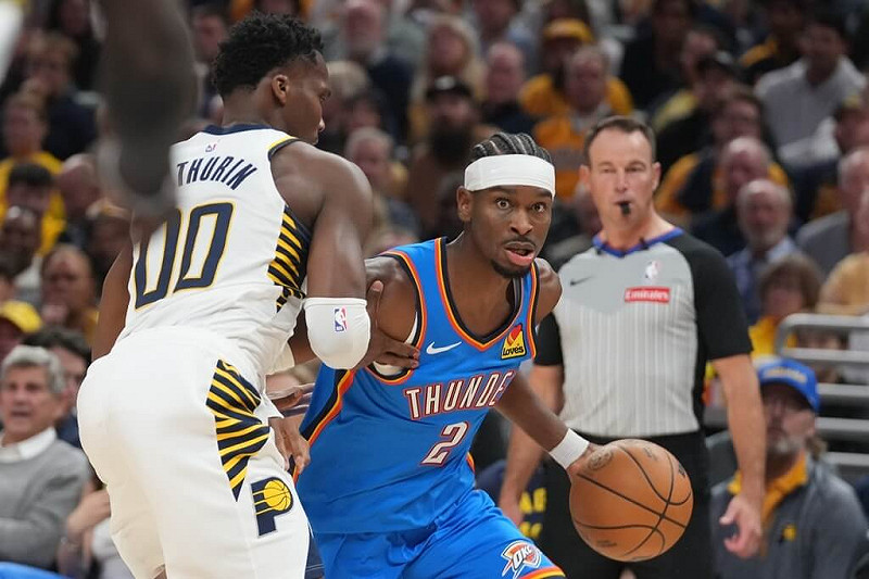 美國職籃NBA奧克拉荷馬雷霆當家球星亞歷山大（中）23日飆出生涯新高55分，率隊取得勝利。（美聯社）   