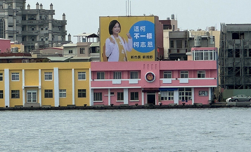 從鼓山輪渡站搭船往旗津航程中,可見柯志恩競選市長看板。 圖:柯志恩辦公室/提供
