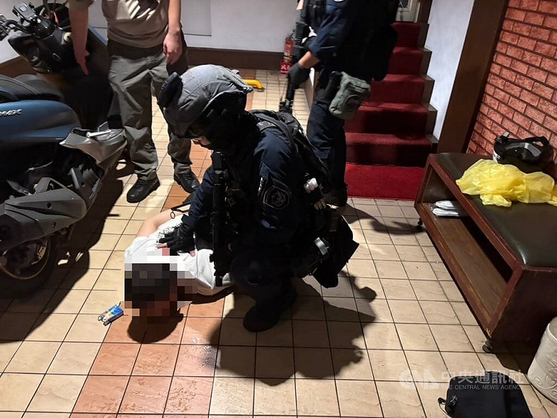 新北市新莊區22日發生槍擊案釀1死，警方23日清晨在三重區某汽車旅館與霹靂小組強勢攻堅逮捕3嫌，依殺人罪嫌等移送偵辦。（翻攝照片）中央社記者曹亞沿傳真　114年10月24日   