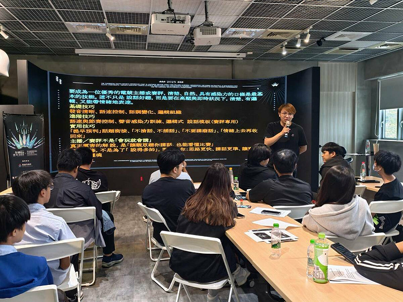 高市「電競人才培育計畫」從幕後製播延伸至幕前訓練,開辦「主播賽評培訓課程」,引導學員掌握賽事播報核心技能。   圖:高雄市青年局/提供