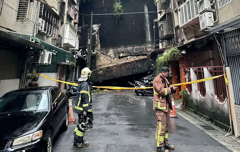 新北市新店區錦秀路49巷,25日上午發生擋土牆土石崩塌滑落,警方表示,24日透過監測,已經先行撤離91人,消防隊員與員警,已經拉起封鎖線,監控管制。(警方提供)中央社記者黃旭昇新北傳真  114年10月25日
