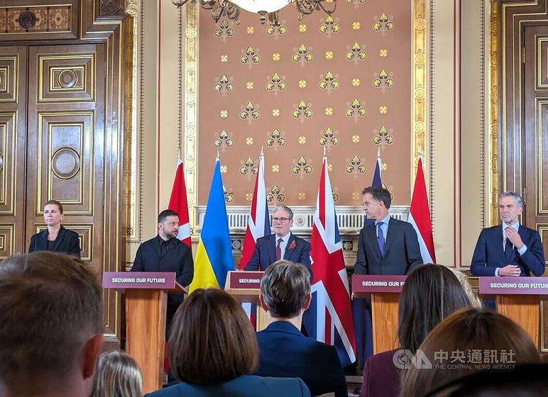 由英國主持的軍援烏克蘭跨國「志願者聯盟」峰會24日在英國外交部舉行,並在外交部舉辦會後聯合記者會,英國首相施凱爾(中)、烏克蘭總統澤倫斯基(左2)、丹麥總理佛瑞德里克森(左1)、荷蘭總理史霍夫(右1)、北大西洋公約組織秘書長呂特(右2)出席。中央社記者陳韻聿倫敦攝 114年10月25日