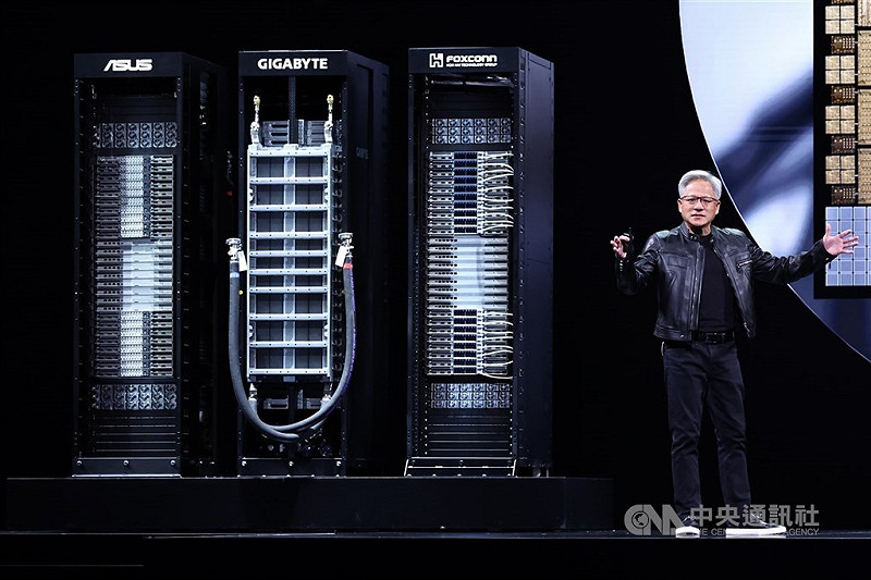 圖為輝達(NVIDIA)執行長黃仁勳在電腦展中介紹AI伺服器機櫃。 (中央社檔案照片)