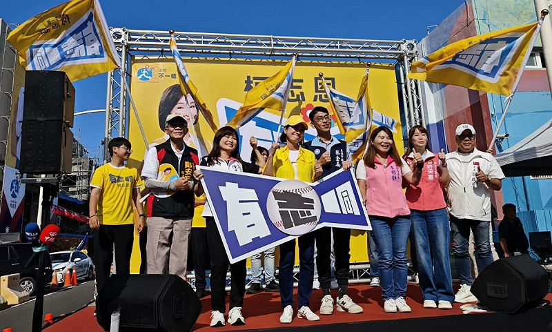 柯志恩(前排左三)宣示將帶領「有志一同」的支持者「翻轉高雄」!   圖:柯志恩辦公室/提供