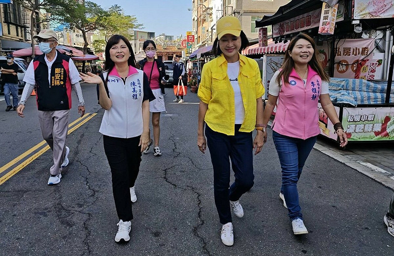 柯志恩(右二)在國民黨議員陪同下步行前往記者會現場。   圖:柯志恩辦公室/提供
