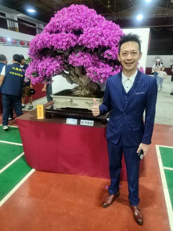 大台南花菓盆栽協會理事長彭冠今誠摯邀請社會各界蒞臨參觀,一同走進盆栽藝術的世界,感受大自然濃縮於方寸之間的無窮魅力,也期待藉由本展覽,讓更多人從中找到生活的靜謐與美感,並共同見證農業與藝術融合所展現出的無限可能。   圖:黃博郎/攝