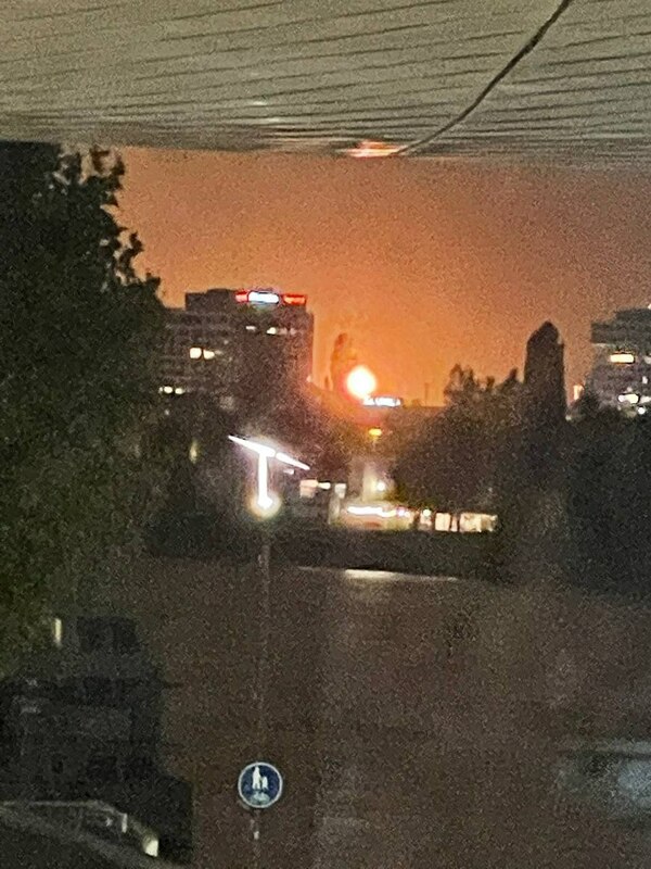 畫面可見煉油廠遭襲後,燃燒不斷如同一顆火球。 圖:翻攝自 X   畫面可見煉油廠遭襲後,燃燒不斷如同一顆火球。 圖:翻攝自 X