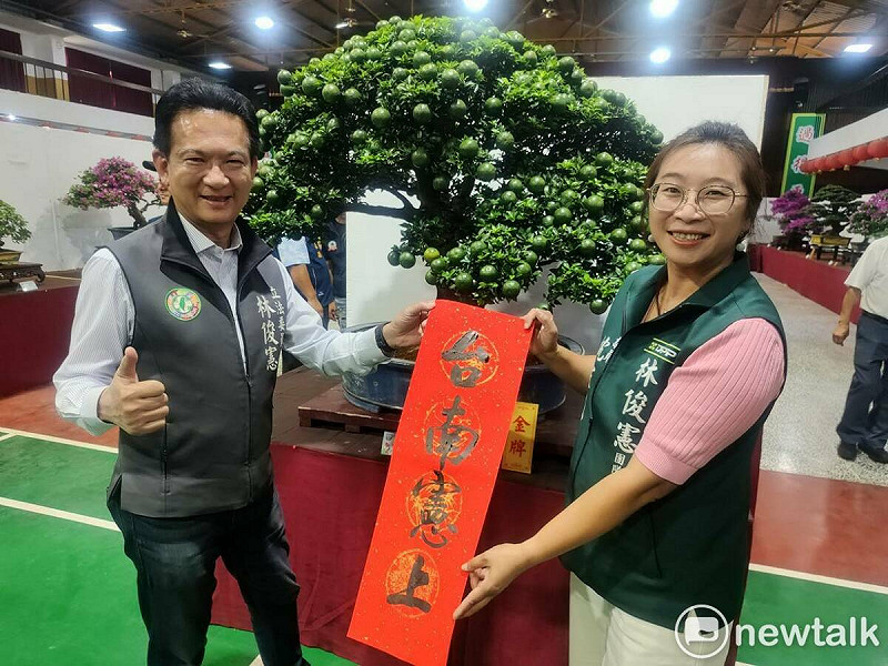 立委林俊憲特地到場參觀,力挺花菓盆栽展,並與盆栽合影留念。   圖:黃博郎/攝