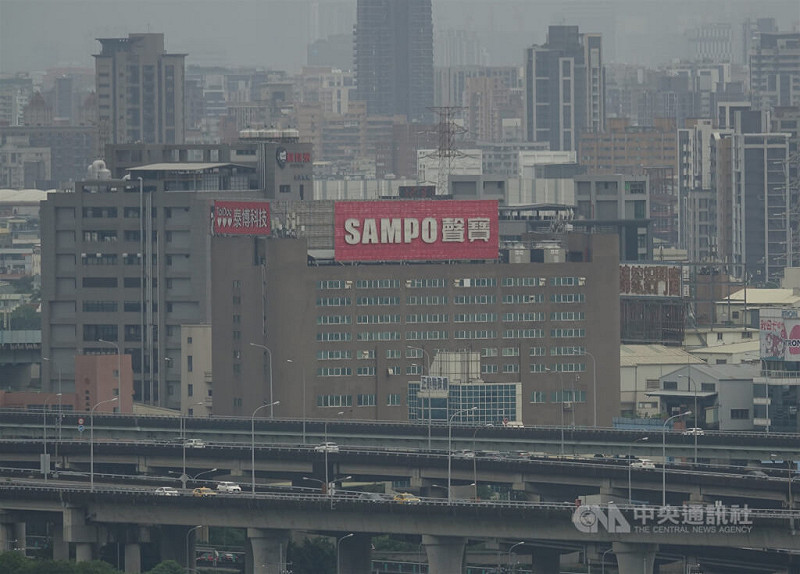 圖為光復節連假第2天上午五股交流道車潮。   圖 : 中央社/提供