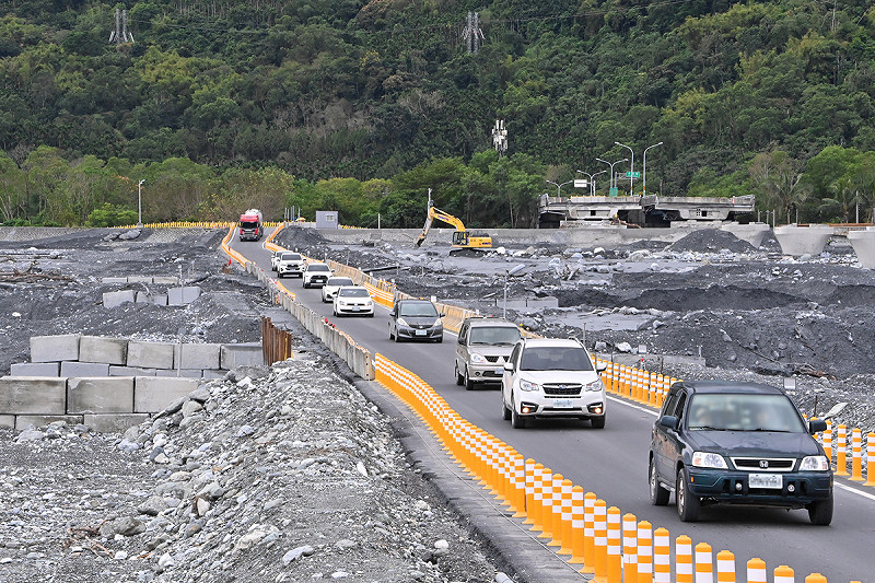 卓榮泰前往視察「馬太鞍溪橋重建」工程進度。 圖:行政院提供   卓榮泰前往視察「馬太鞍溪橋重建」工程進度。 圖:行政院提供
