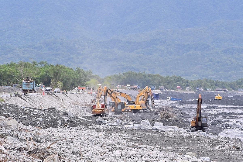 卓榮泰前往視察「馬太鞍溪上下游疏濬復建」工程進度。 圖:行政院提供   卓榮泰前往視察「馬太鞍溪上下游疏濬復建」工程進度。 圖:行政院提供