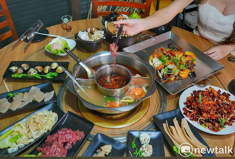 「十三涮」主打的牛肉採用每日直送的溫體牛,去筋膜後手工切片,肉質滑嫩多汁。   圖:唐復年/攝