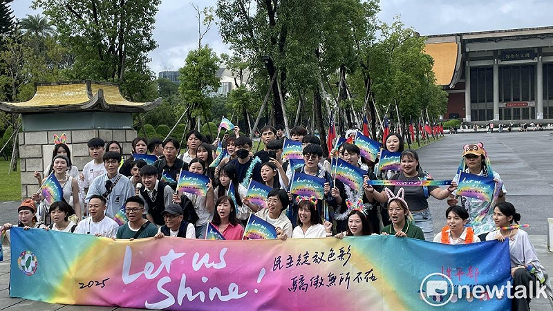 民進黨標語「民主綻放色彩,驕傲無所不在,Let us shine.」。 圖:高逸帆/攝   民進黨標語「民主綻放色彩,驕傲無所不在,Let us shine.」。 圖:高逸帆/攝