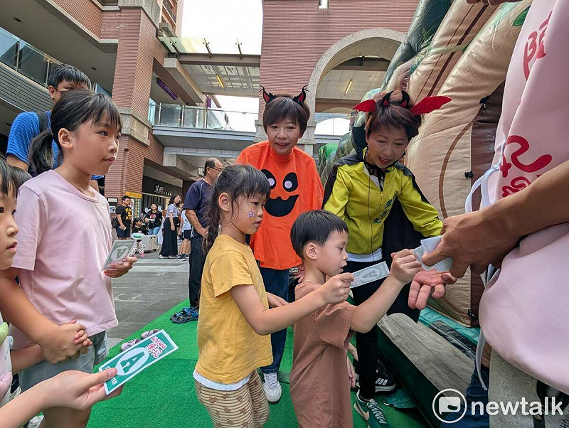 立法委員陳亭妃今日在成大商圈中庭廣場舉辦「叢林萌樂園」萬聖節親子活動,現場人潮爆滿、大小朋友爭相參與。   圖:陳亭妃服務處/提供