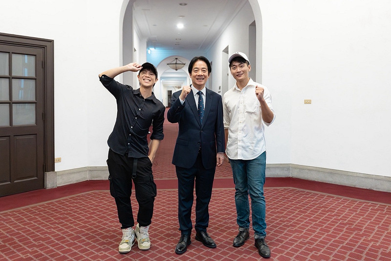  賴清德合體歷史作家李文成、YouTuber林辰。 圖：總統府提供 