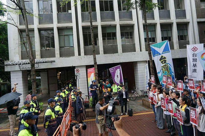 台灣基進黨等獨派政黨團體呼籲籲破除光復謊言，1025當天遊行並撕國旗表獨立自決訴求，警方也派員警戒，希望不要越過博愛警戒區。   圖：台灣基進黨提供