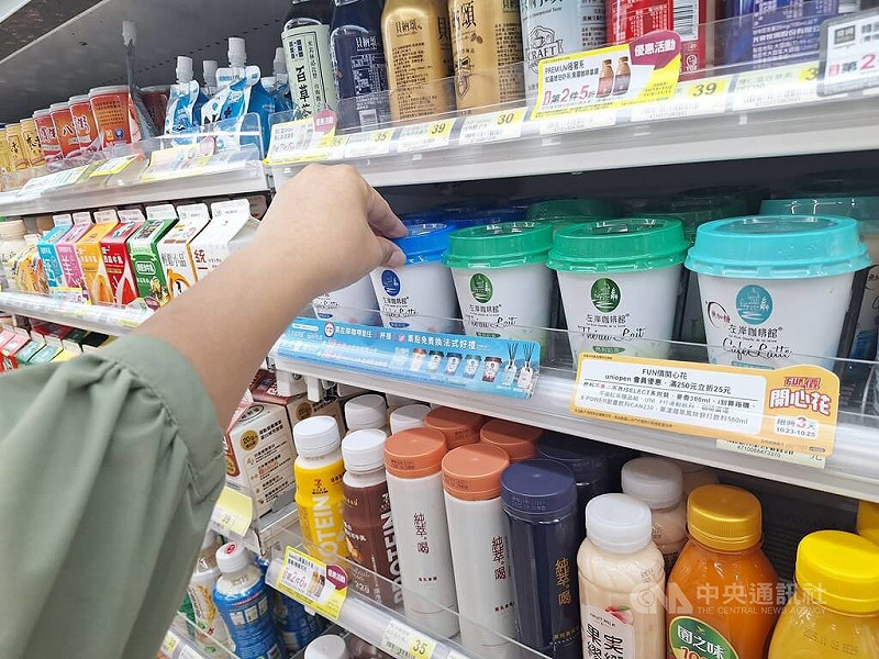 國際咖啡豆價格因極端氣候影響飆漲 70%,咖啡市場漲聲四起。統一企業旗下左岸咖啡館近期悄悄調漲新台幣 5元,為疫後食品本業首度調價,被視為打破董事長羅智先近年凍漲策略的首例。   圖:中央社記者何秀玲攝