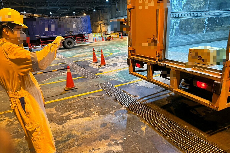 南區焚化爐人員協助處理疑似污染貨物。   圖:高雄市衛生局/提供