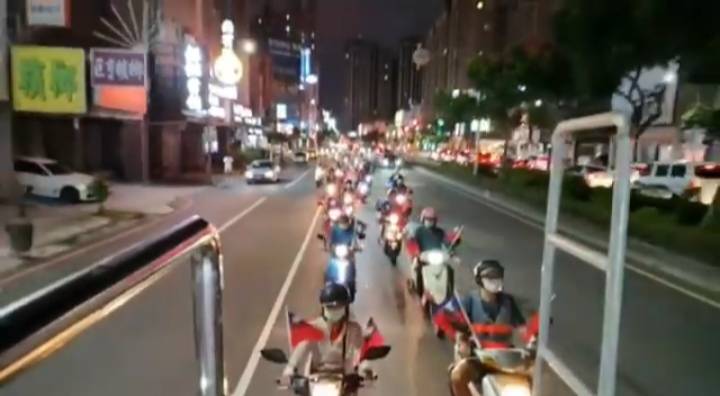 光復節遊行從下午進行到晚間。   圖:孫家銘翻攝