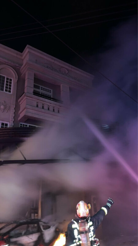 台中市沙鹿區1處民宅26日凌晨發生火警,警方表示,有3人自行逃生,6人受困室內全被救出,共計9人送醫,傷者中包括5名3到10歲的兒童。(民眾提供)中央社記者郝雪卿傳真  114年10月26日