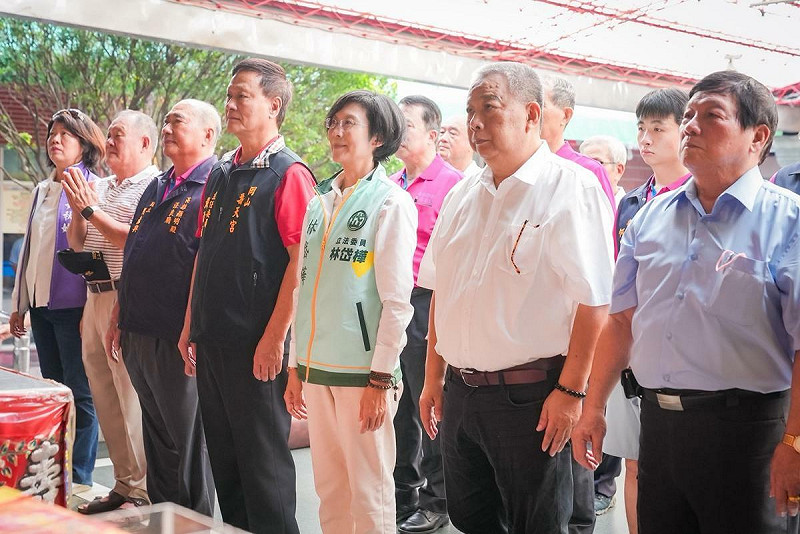 林岱樺(右三)到岡山壽天宮參香祈福。   圖:林岱樺辦公室/提供