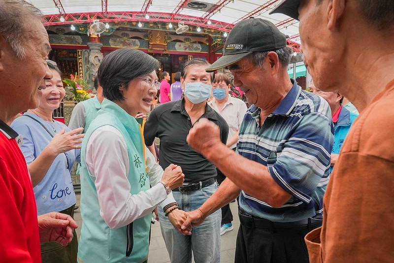 林岱樺(左二)到岡山壽天宮參香,受到民眾加油打氣。   圖:林岱樺辦公室/提供