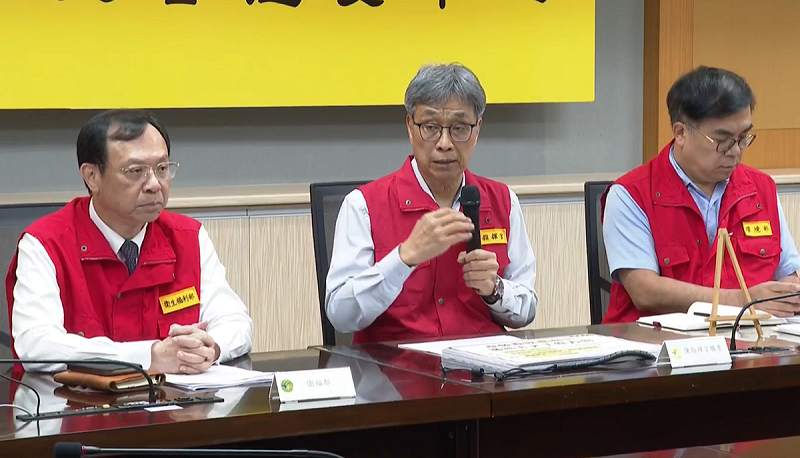 非洲豬瘟中央災害應變中心今(26)日宣布,全國豬隻禁宰、禁運措施延長至11月6日,並指示延長禁令、加強疫調、確保廚餘清運安全,嚴守邊境防堵疫情擴散。   圖:翻攝自記者會直播畫面
