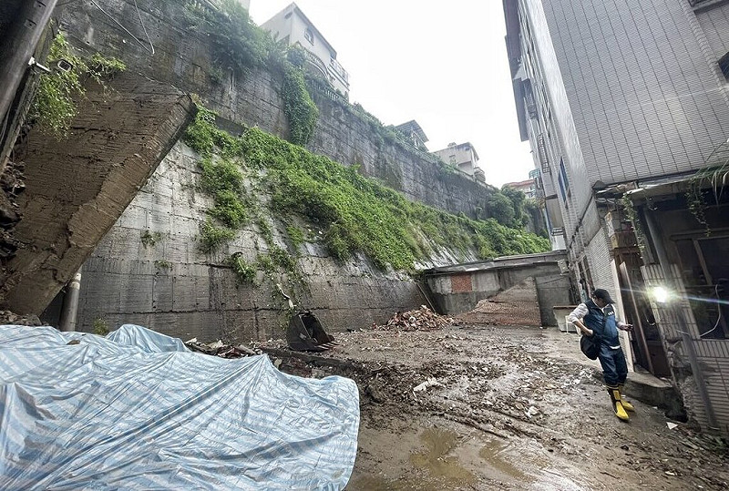 新北市新店區錦秀、碧瑤社區旁擋土牆坍落處已覆蓋帆布避免雨水滲入。工務局指出,監測點數值沒有明顯變化,顯示目前坍塌部分為穩定狀態。(工務局提供)中央社記者王鴻國傳真  114年10月26日