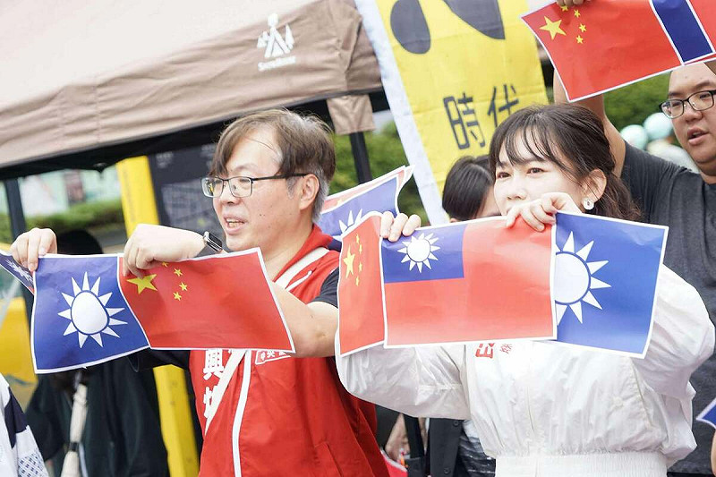 台灣基進黨等獨派政黨團體呼籲籲破除光復謊言,1025當天遊行並撕國旗表獨立自決訴求。   圖:台灣基進黨提供