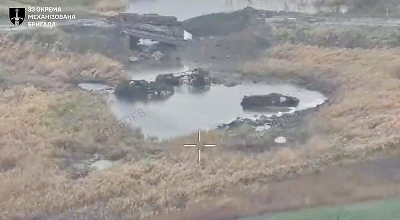 俄羅斯軍隊在試圖渡過一條小溪時損失了 6 輛裝甲運兵車。 圖:翻攝自 X   俄羅斯軍隊在試圖渡過一條小溪時損失了 6 輛裝甲運兵車。 圖:翻攝自 X