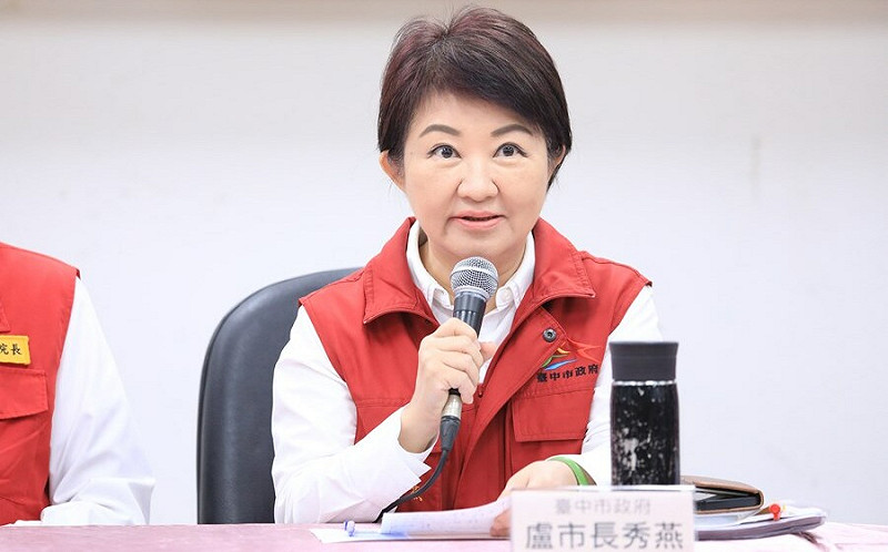 (影)議員問「盧秀燕是你媽？」中市府官員不敢答  翁達瑞批：滿朝盡是奴才！