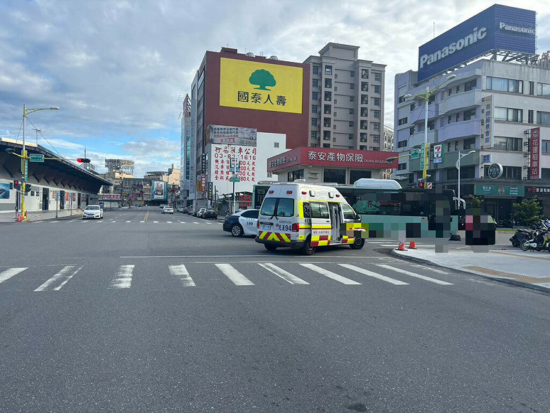 花蓮市國聯一路26日發生1起車禍,有1輛欲左轉的公車,疑似未注意行人穿越道上的男子,將人撞倒並卡在車底,男子傷勢嚴重,目前在醫院治療中。(花蓮縣警察局提供)中央社記者李先鳳傳真 114年10月27日