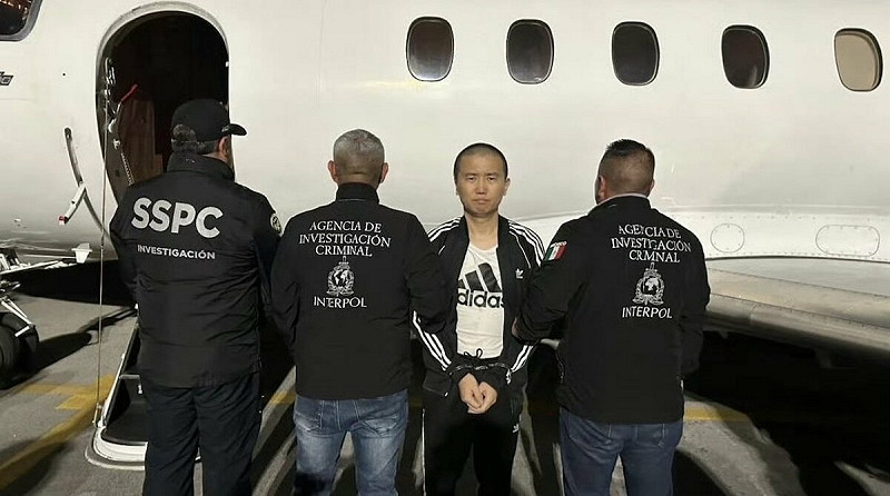 美國緝毒單位再度逮捕一名華裔跨國毒梟。現年 38 歲、出生於北京的張志東,涉嫌為墨西哥兩大販毒集團從中國進口大量化學原料,用於製造芬太尼,被美國中央情報局(CIA)列為「極高危險人物」。   圖:翻攝自X帳號@AsiaFinance