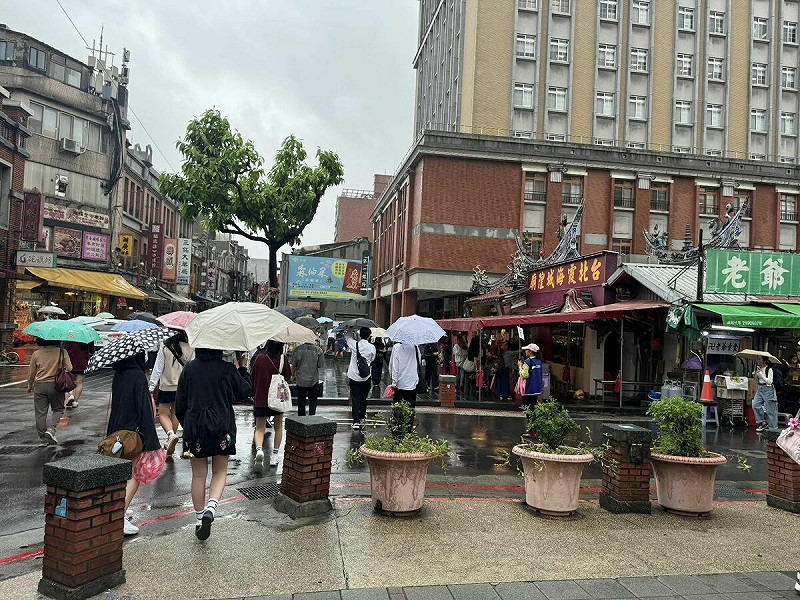 日本女高中生成群來霞海城隍廟。 圖:翻攝Threads   日本女高中生成群來霞海城隍廟。 圖:翻攝Threads