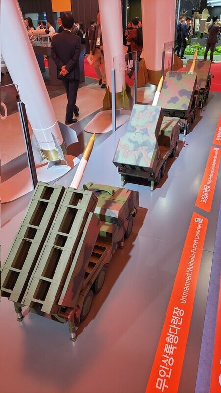 K239 火箭系統是繼美製海馬斯與 M270 之後,全球產量第三大的現代化火箭系統,能發射射程達 500 公里的多種飛彈。圖為 K239 模型。 圖:翻攝自 X   K239 火箭系統是繼美製海馬斯與 M270 之後,全球產量第三大的現代化火箭系統,能發射射程達 500 公里的多種飛彈。圖為 K239 模型。 圖:翻攝自 X