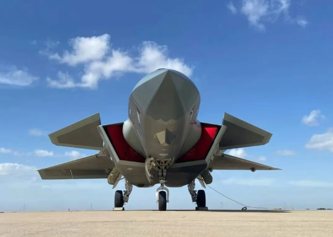 中國空軍在 2025 年長春航展公開展示一架編號為「CB10300」的殲‑20 戰機後，關於殲‑20 生產與裝備規模的討論再度升溫。   圖:翻攝自國平視野