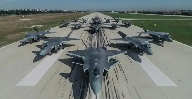 亞洲防務安全網站在 24 日報導中更提出遠景推測,認為殲‑20 到 2030 年底可能接近或達到約 1,000 架,甚至可能與美軍服役的 F‑22 與 F‑35A 合計機隊規模相當。 圖:翻攝自國平視野 亞洲防務安全網站在 24 日報導中更提出遠景推測,認為殲‑20 到 2030 年底可能接近或達到約 1,000 架,甚至可能與美軍服役的 F‑22 與 F‑35A 合計機隊規模相當。 圖:翻攝自國平視野