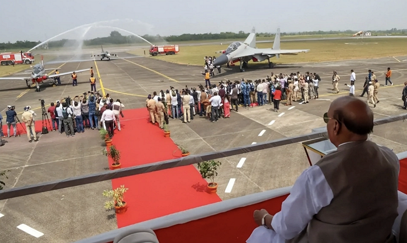 印度自主研發的「光輝」MK1A 戰機完成首飛，舉國歡慶印度工業的全新突破。   圖：翻攝自 矚望雲霄