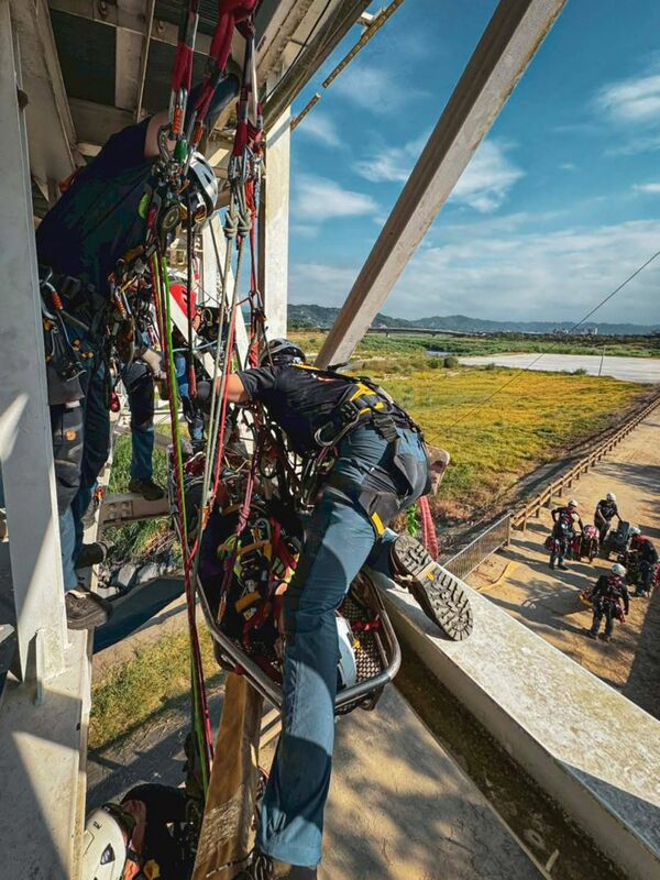 內政部消防署繩索救援國際邀請賽，透過逼真模擬任務驗證隊伍實力。   圖：消防署提供