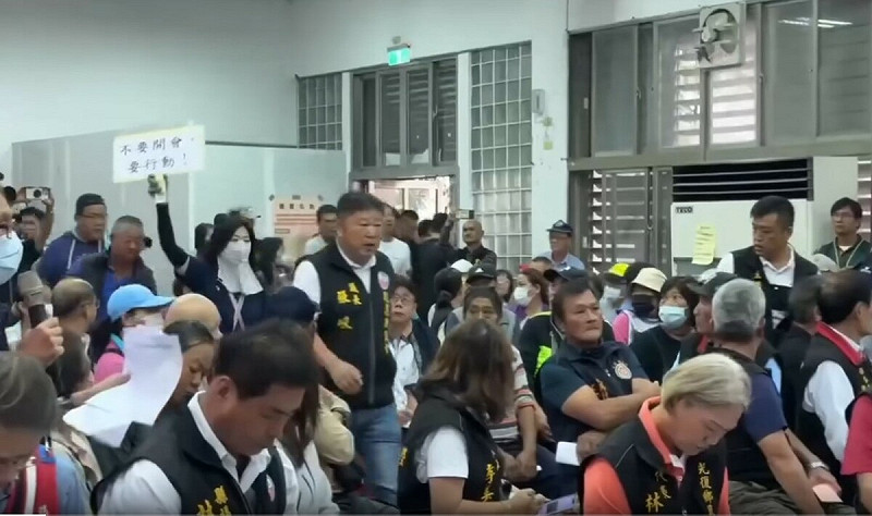 傅崐萁召開重建座談會,但未邀請附近居民和議長張峻。張峻直接率隊衝入會場踹桌。   圖:翻攝自threads